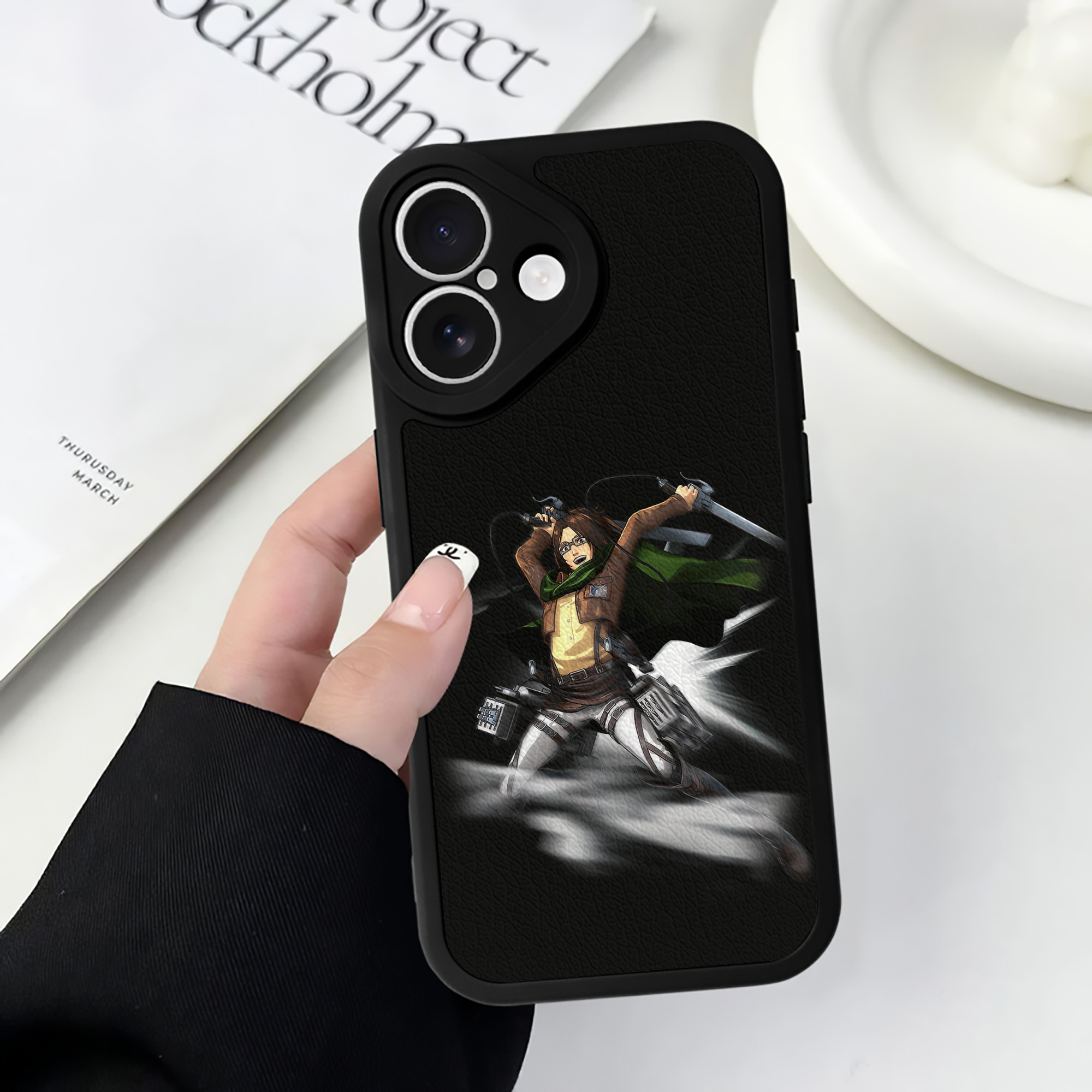 （画像用） 進撃の巨人 ハンジ·ゾエ Attack on Titan Hanji Zoe 【iPhone 16シリーズ対応】シリコンスマホケース（レザー調） 材質：シリコン